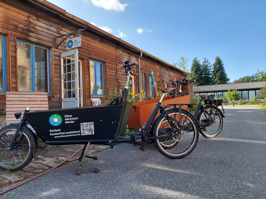 Zwei Lastenfahrräder vor der Klimawerkstatt Werder.